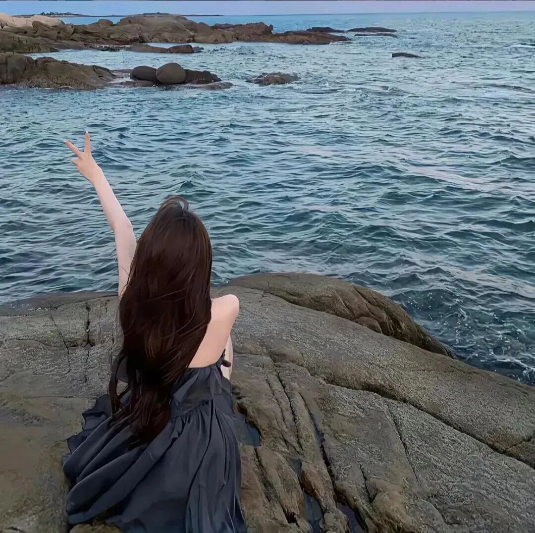 氛围感海边背影不露脸女生头像