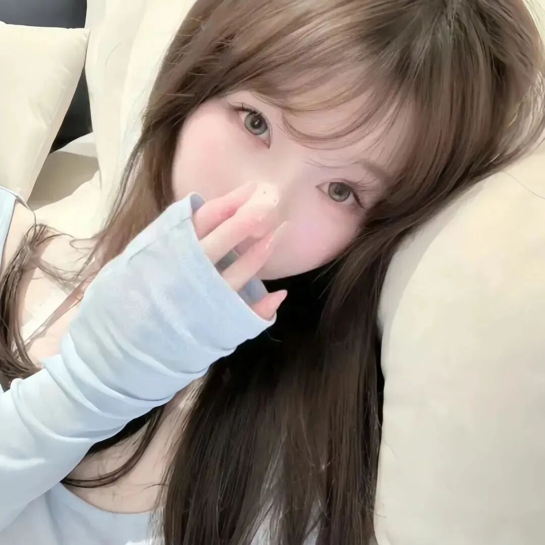 捂嘴小众女生头像
