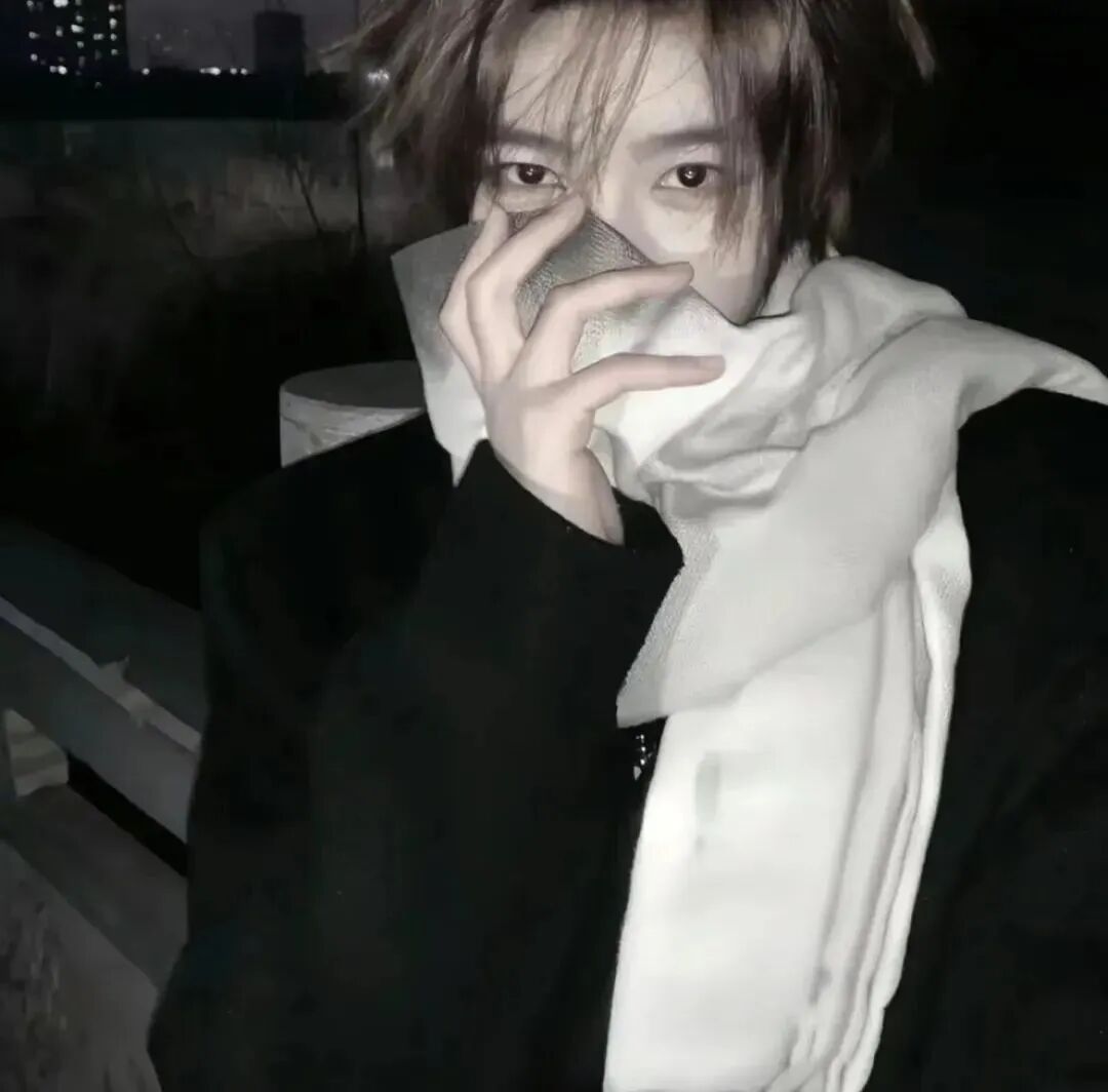 捂嘴小众男生头像
