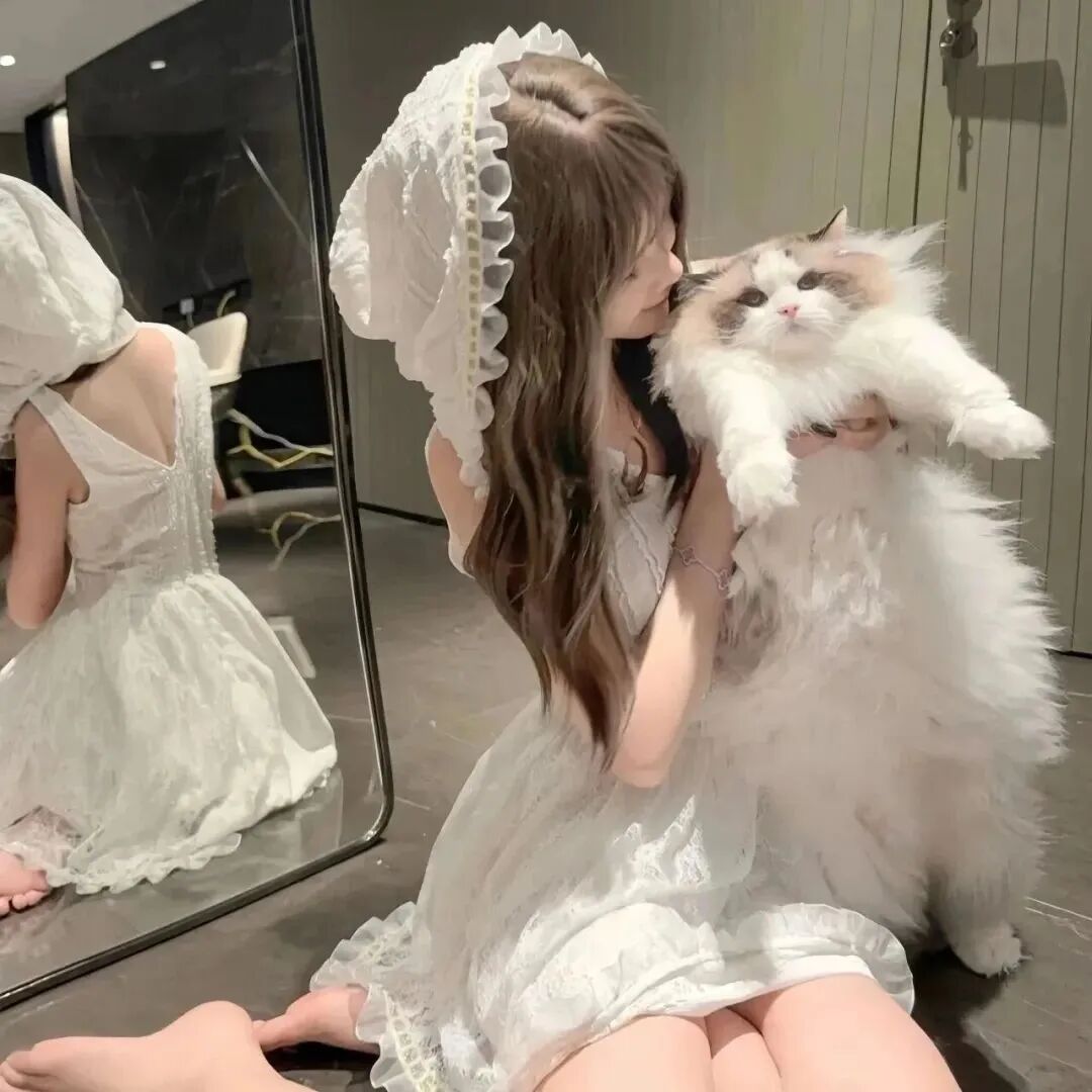 抱着猫咪甜妹女生头像