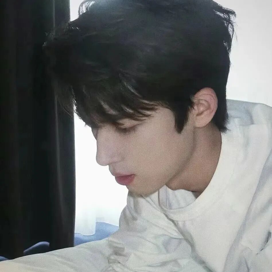 王星越爱豆痞帅侧脸男生头像