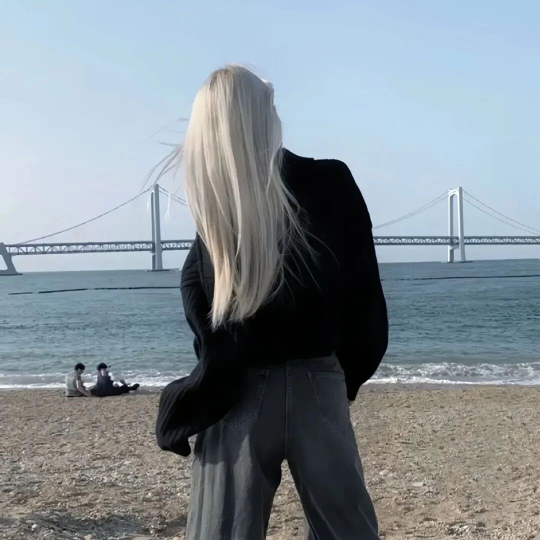 海边气质背影不露脸女生头像