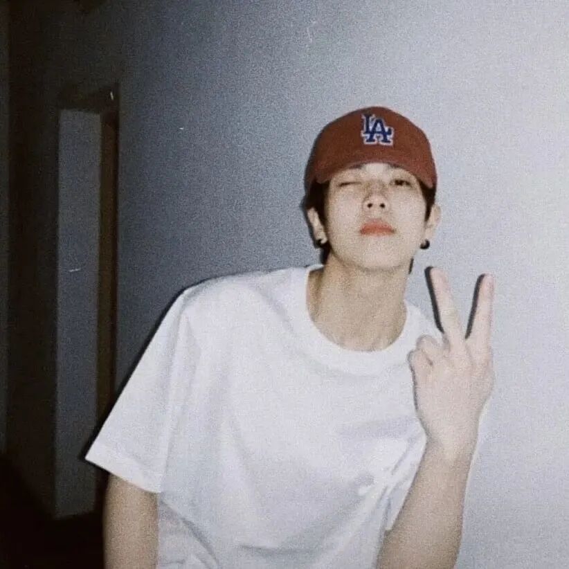 剪刀手个性男生头像