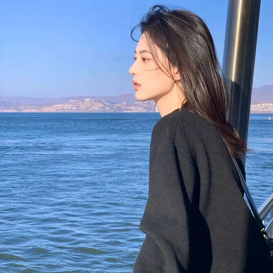 氛围感海边侧脸女生头像