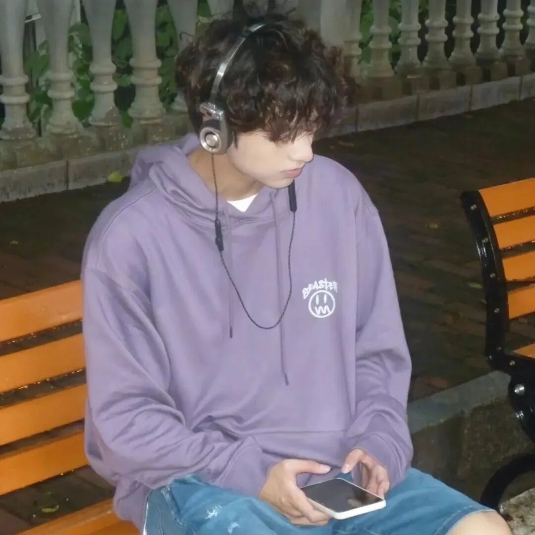 戴耳机帅气男生头像