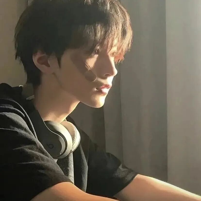 帅气侧脸男生头像