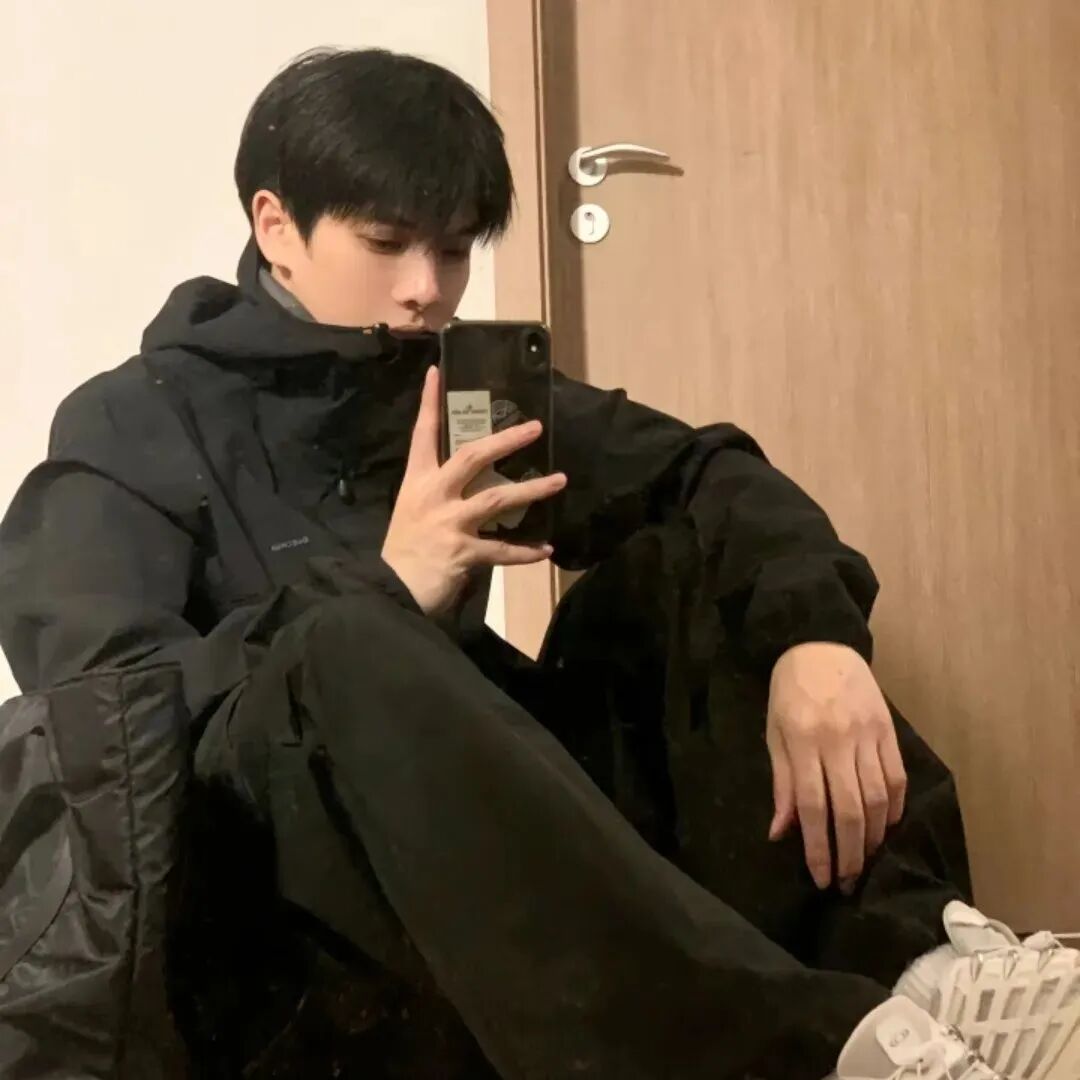自拍手机帅气男生头像