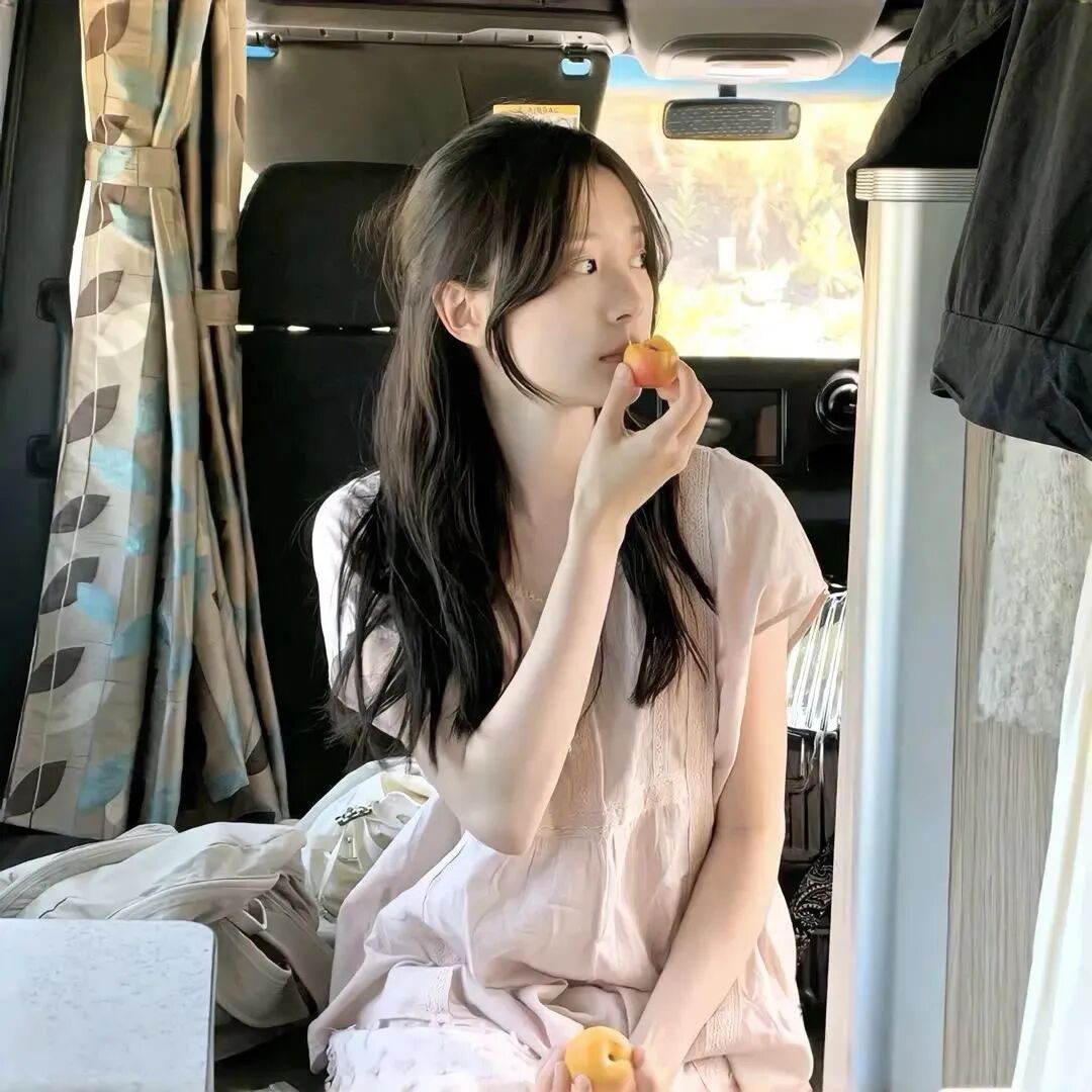 侧脸温柔女生头像