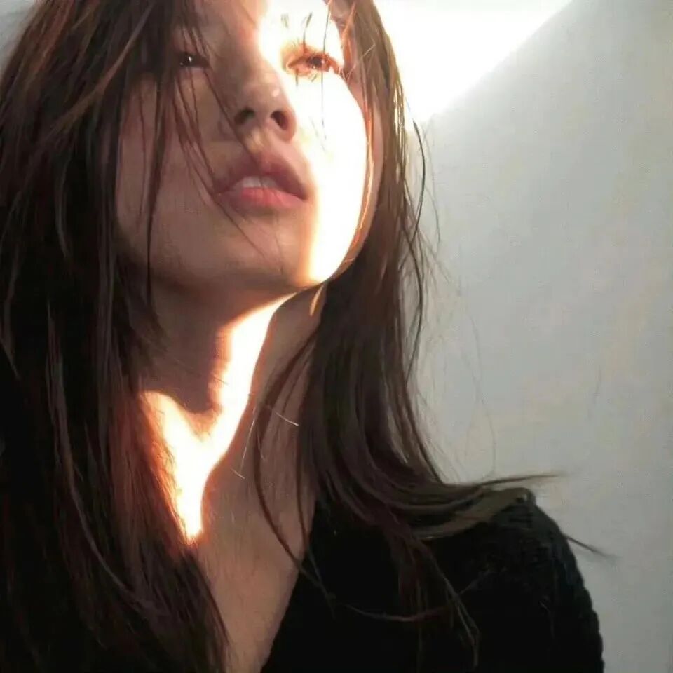光感伤感女生头像