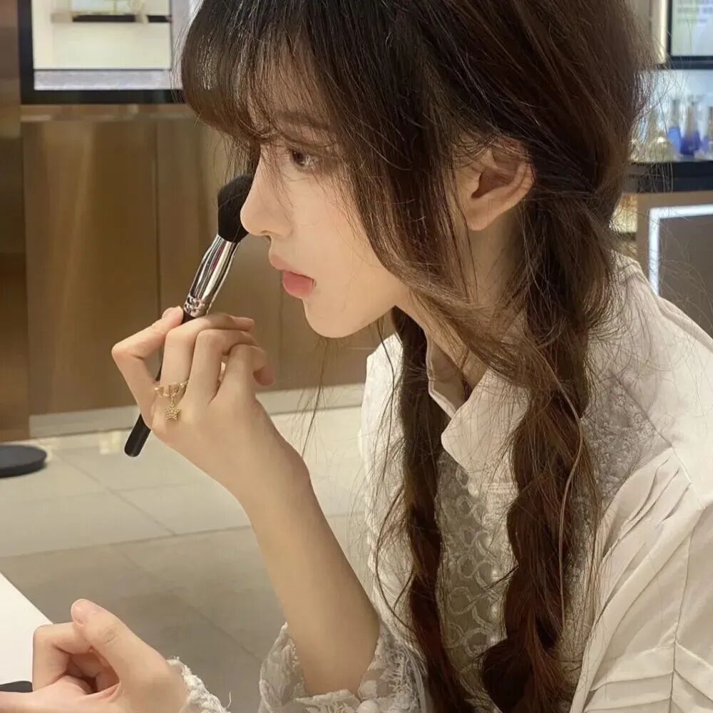 侧脸小众女生头像