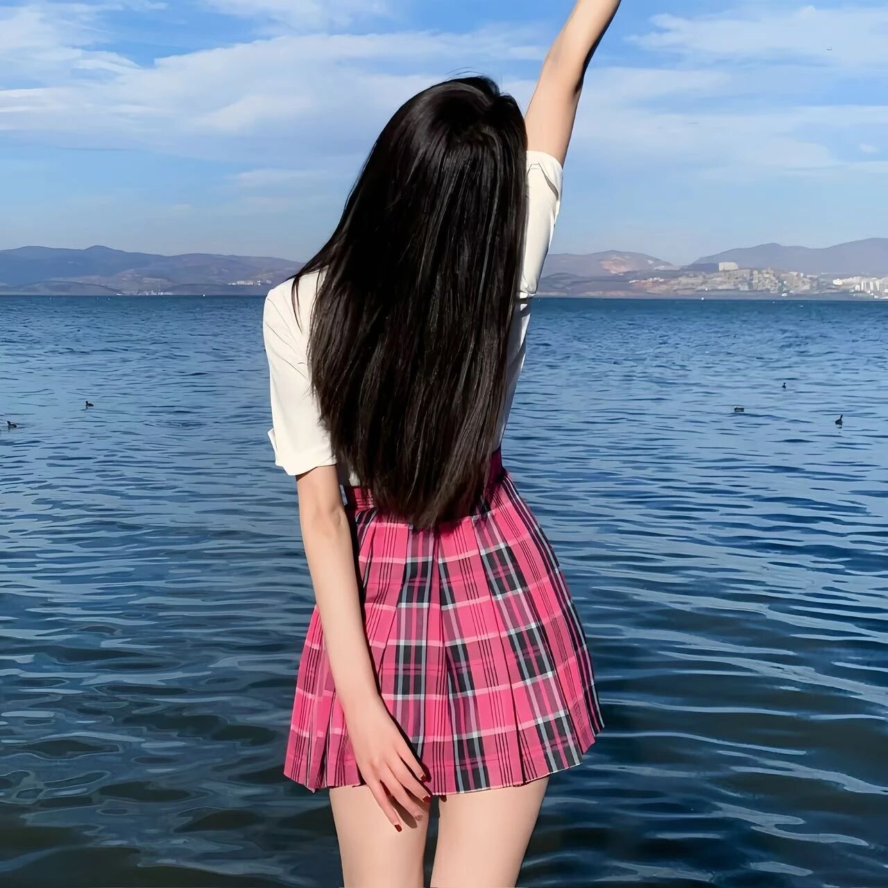 海边背影气质不露脸女生头像