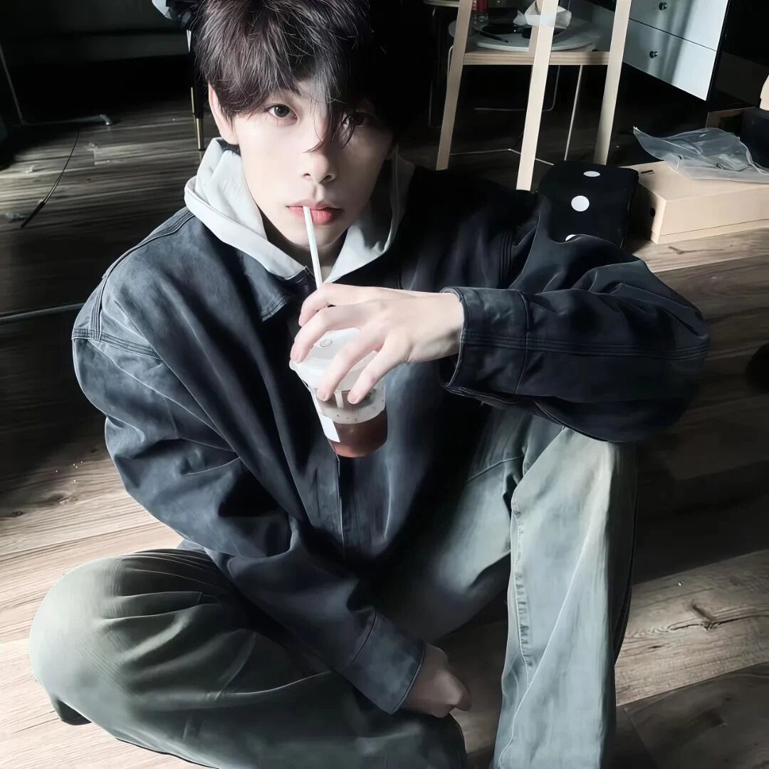 喝咖啡小众男生头像