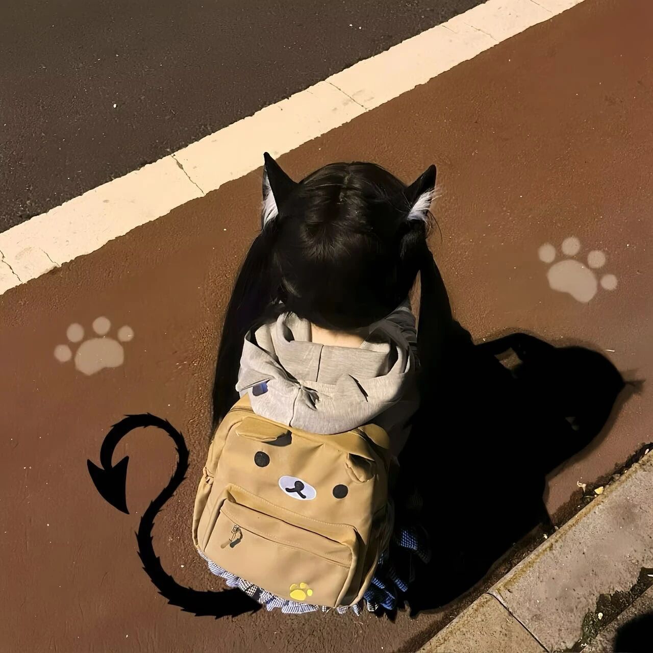 可爱蹲着少萝不露脸女生头像