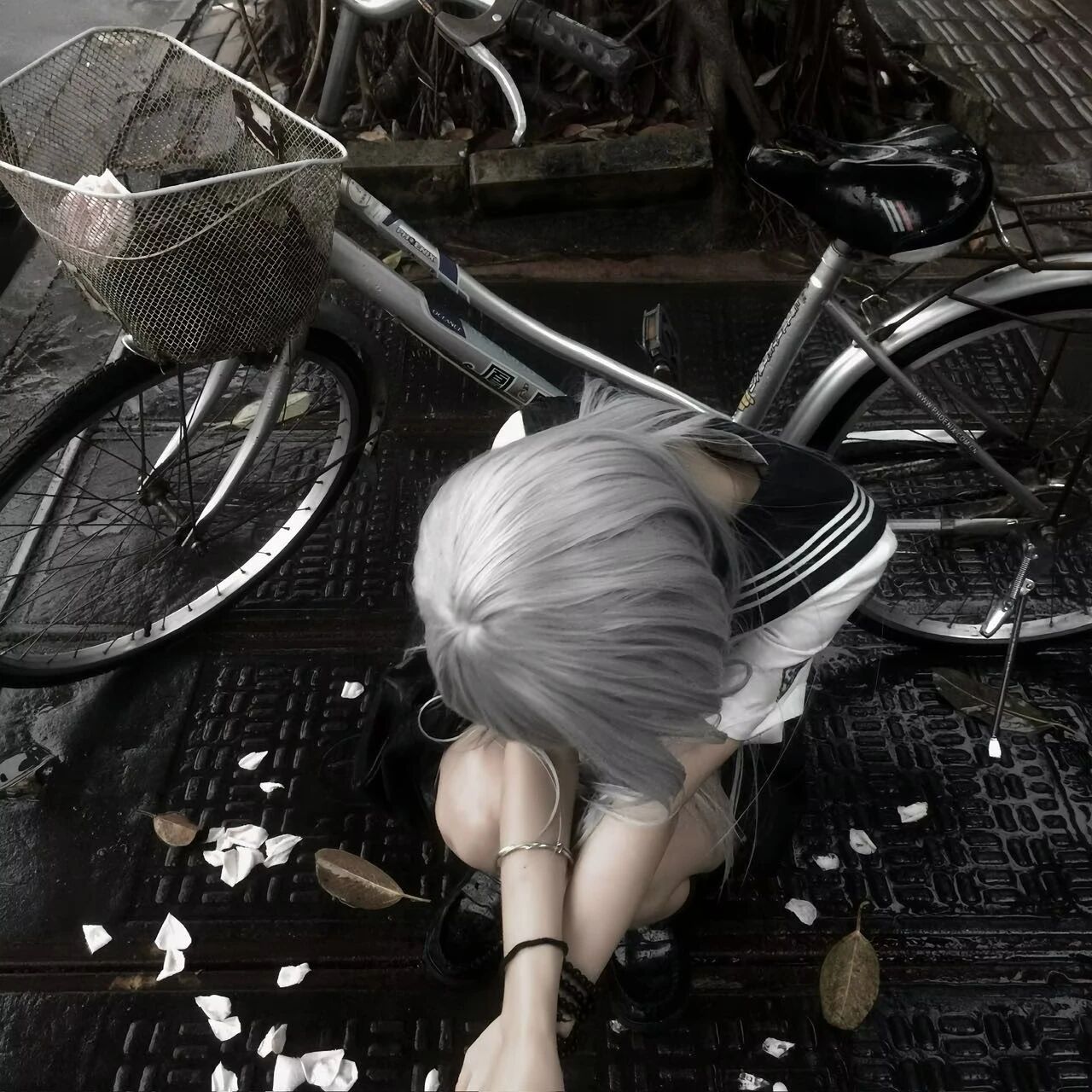 jk制服蹲着伤感女生头像