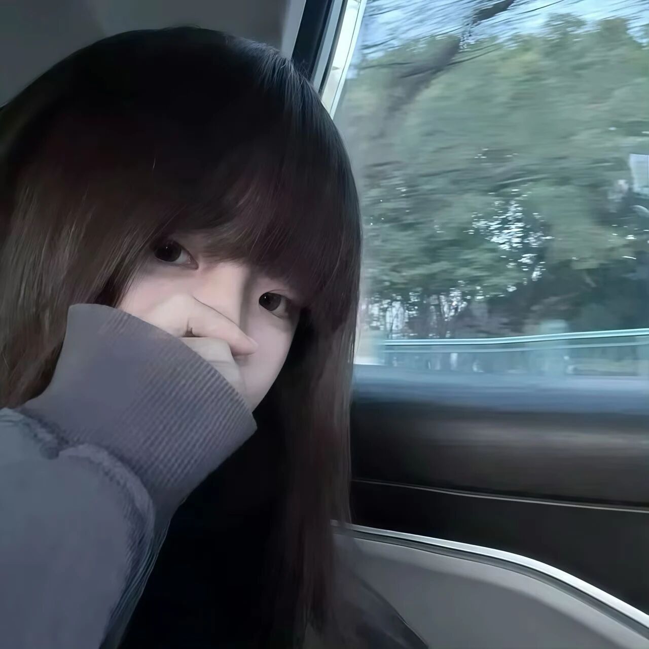 捂嘴车内清冷女生头像