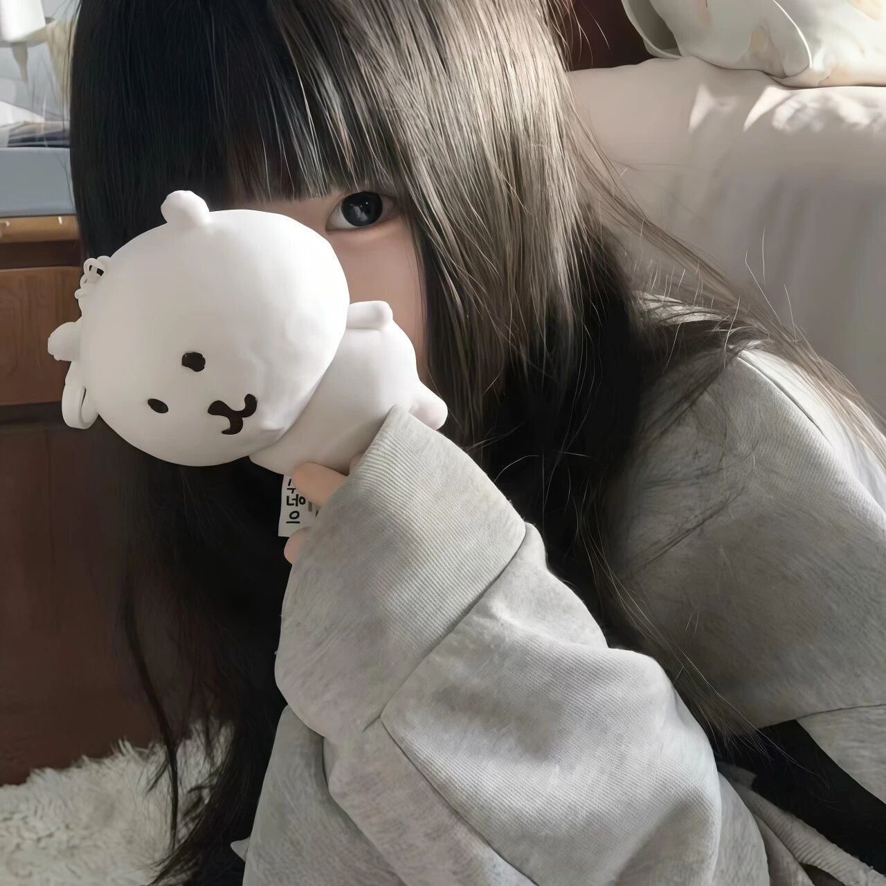 拿着小八甜妹女生头像