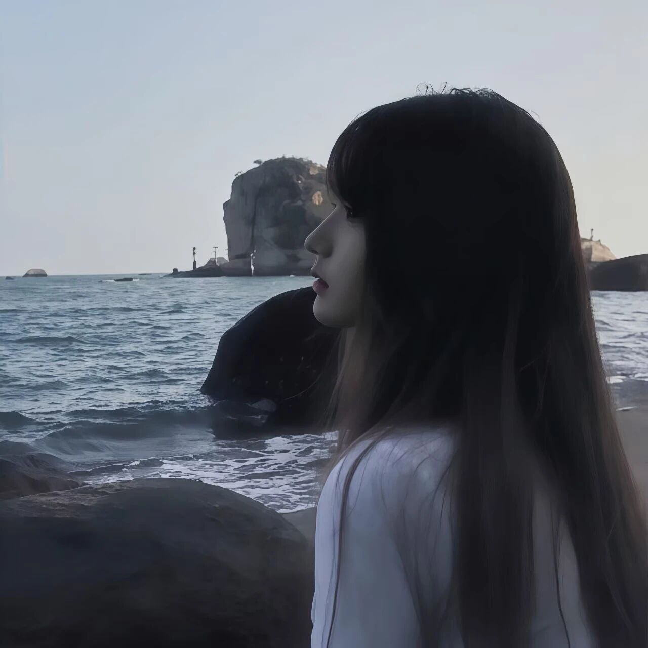 海边清冷侧脸女生头像