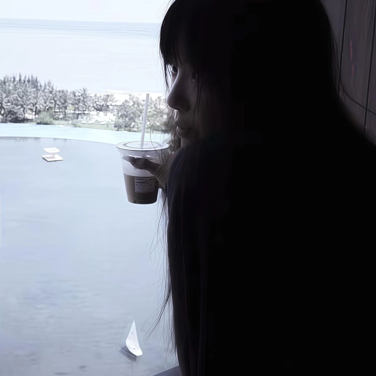 喝咖啡气质侧脸女生头像