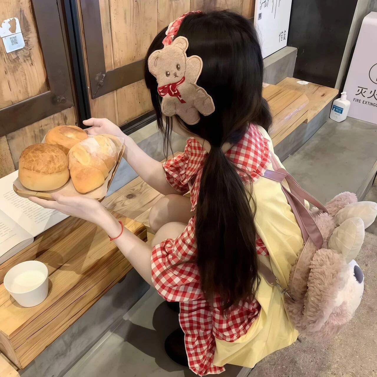 蹲着少萝不露脸女生头像
