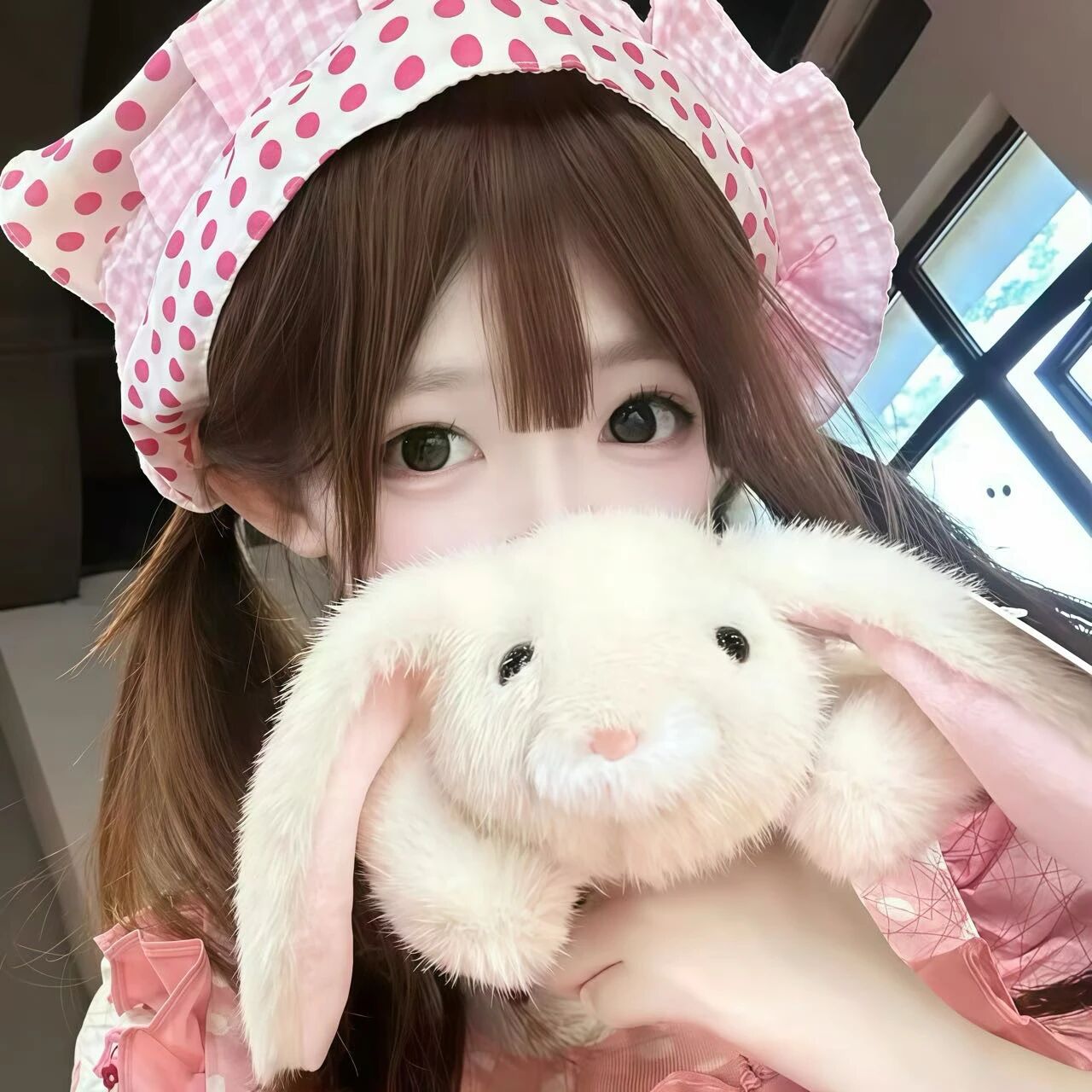 拿着玩偶甜妹女生头像