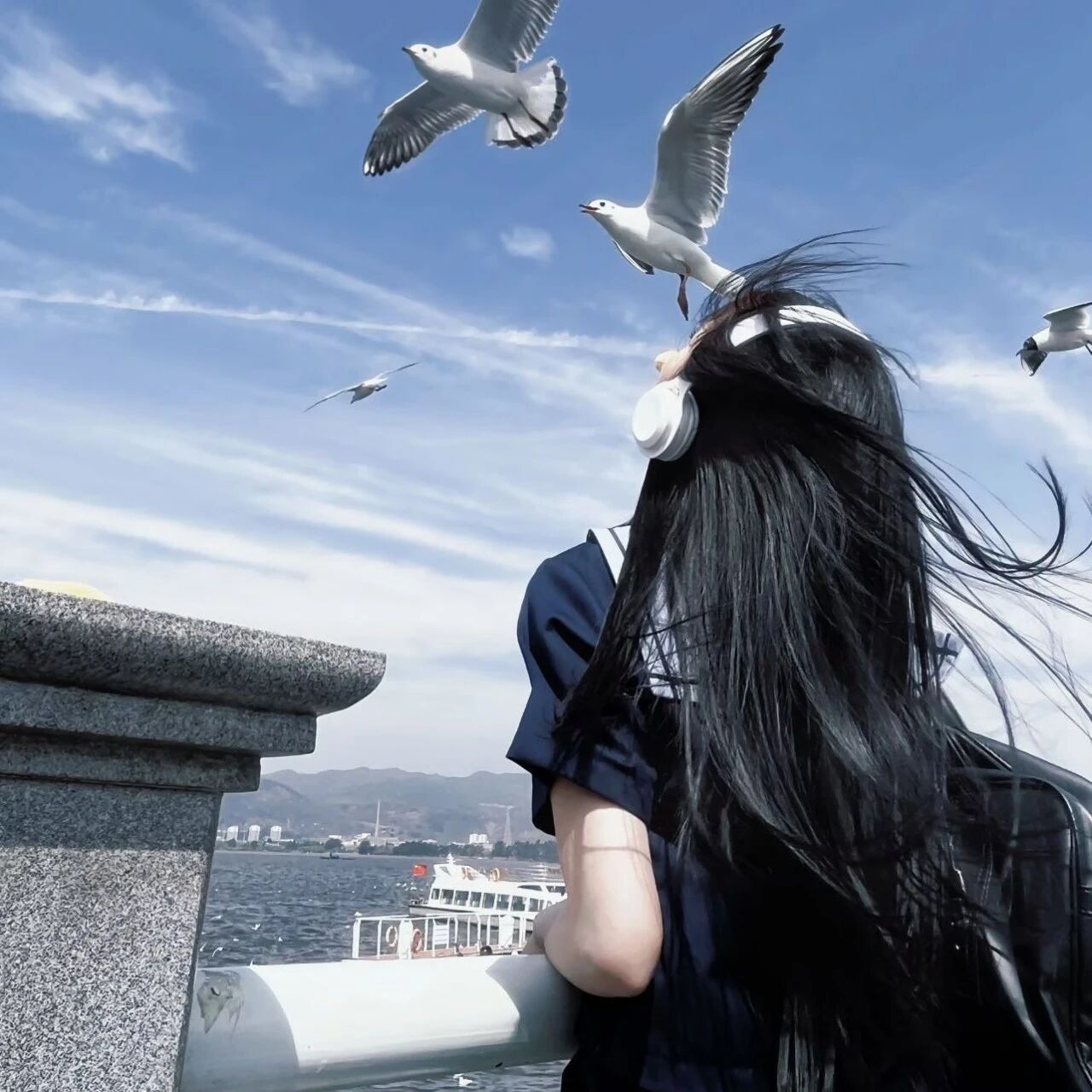 jk制服戴耳机氛围感背影不露脸女生头像