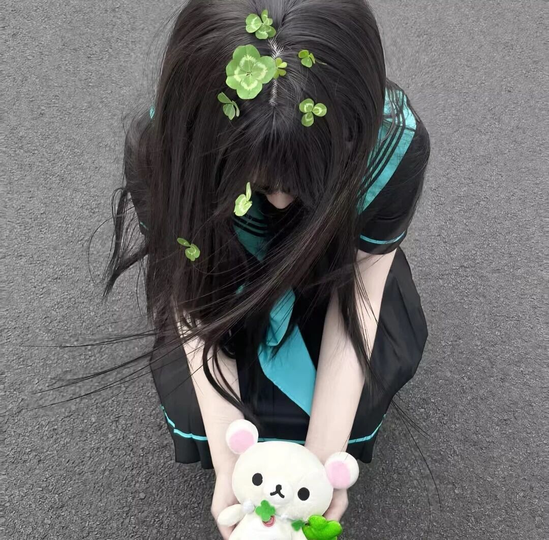蹲着少萝不露脸女生头像