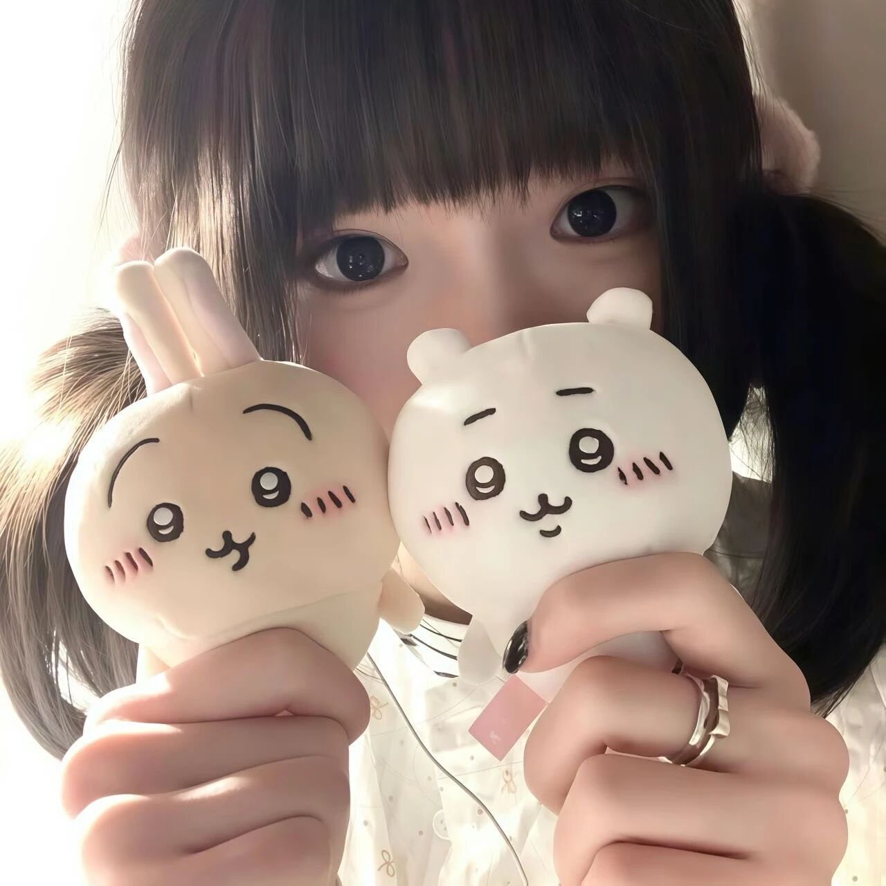 拿着小八甜妹女生头像