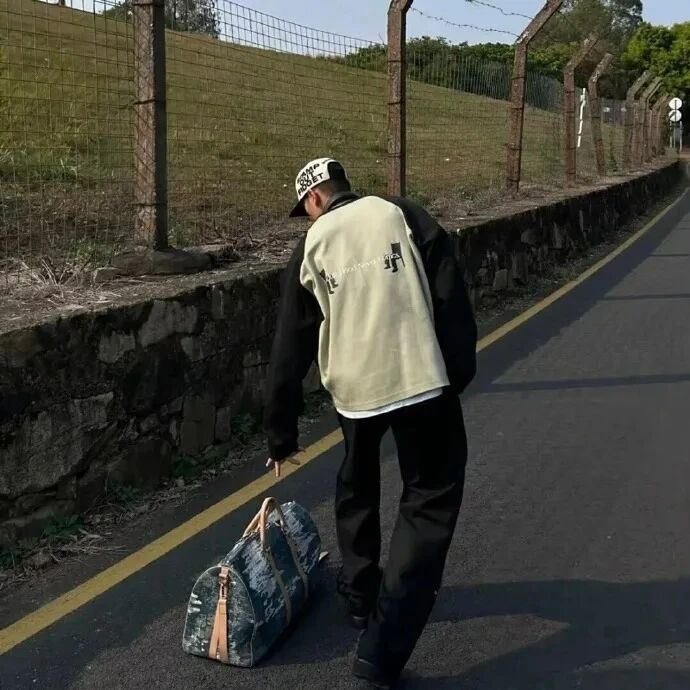 自由感背影不露脸男生头像