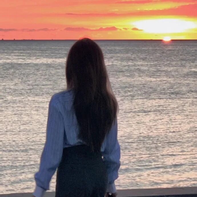 氛围感海边日落背影不露脸女生头像