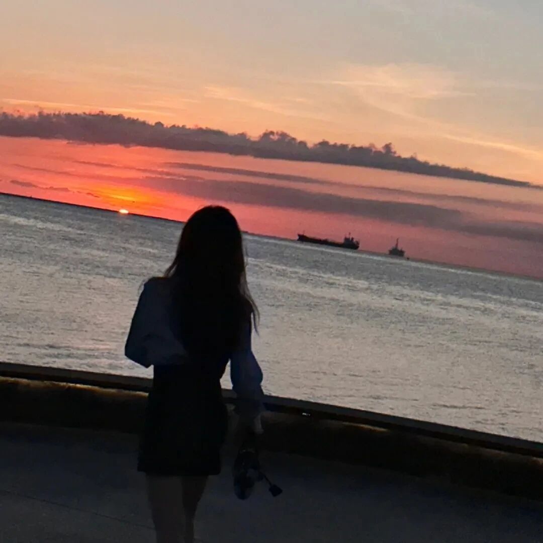 氛围感海边日落背影不露脸女生头像