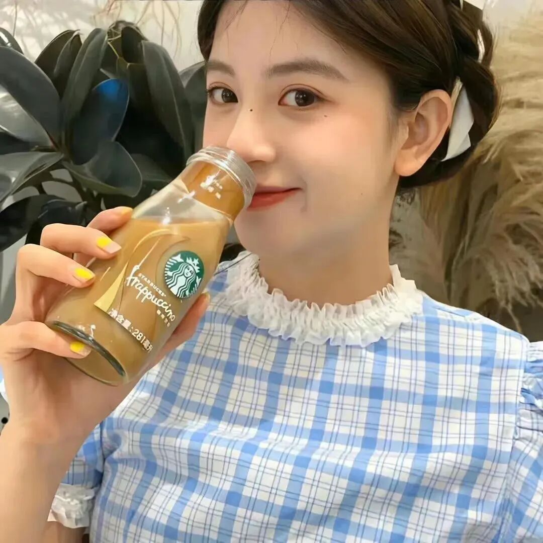 喝咖啡爱笑小众女生头像