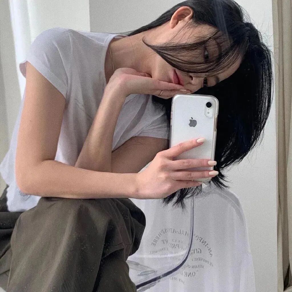 自拍手机气质女生头像