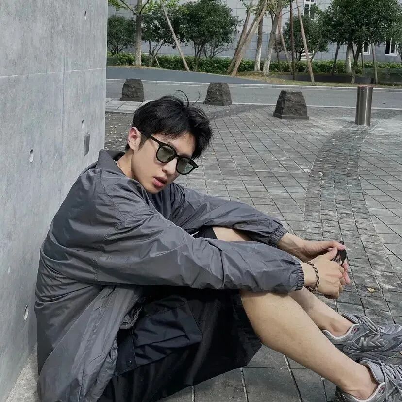 冷酷墨镜男生头像