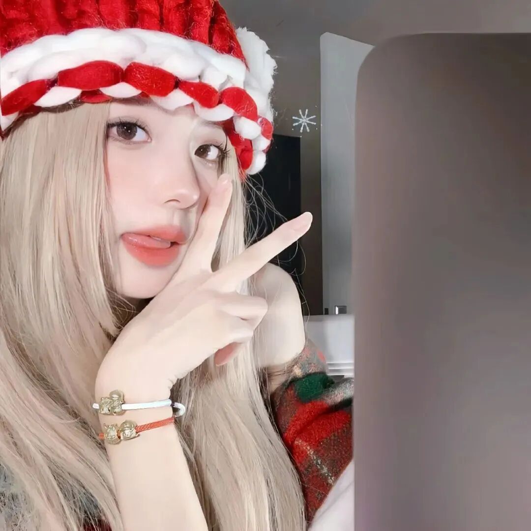 新年剪刀手甜妹女生头像