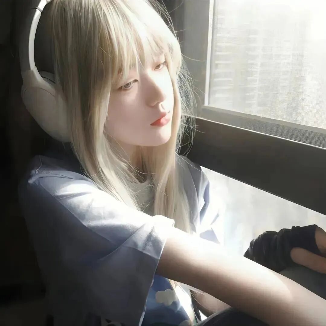 戴耳机高冷女生头像