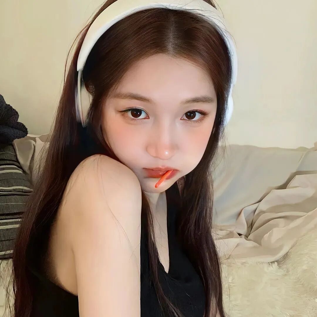 戴耳机温柔女生头像