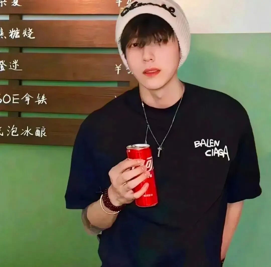 shengaoyinlipinxinsan喝饮料单人真人情侣头像