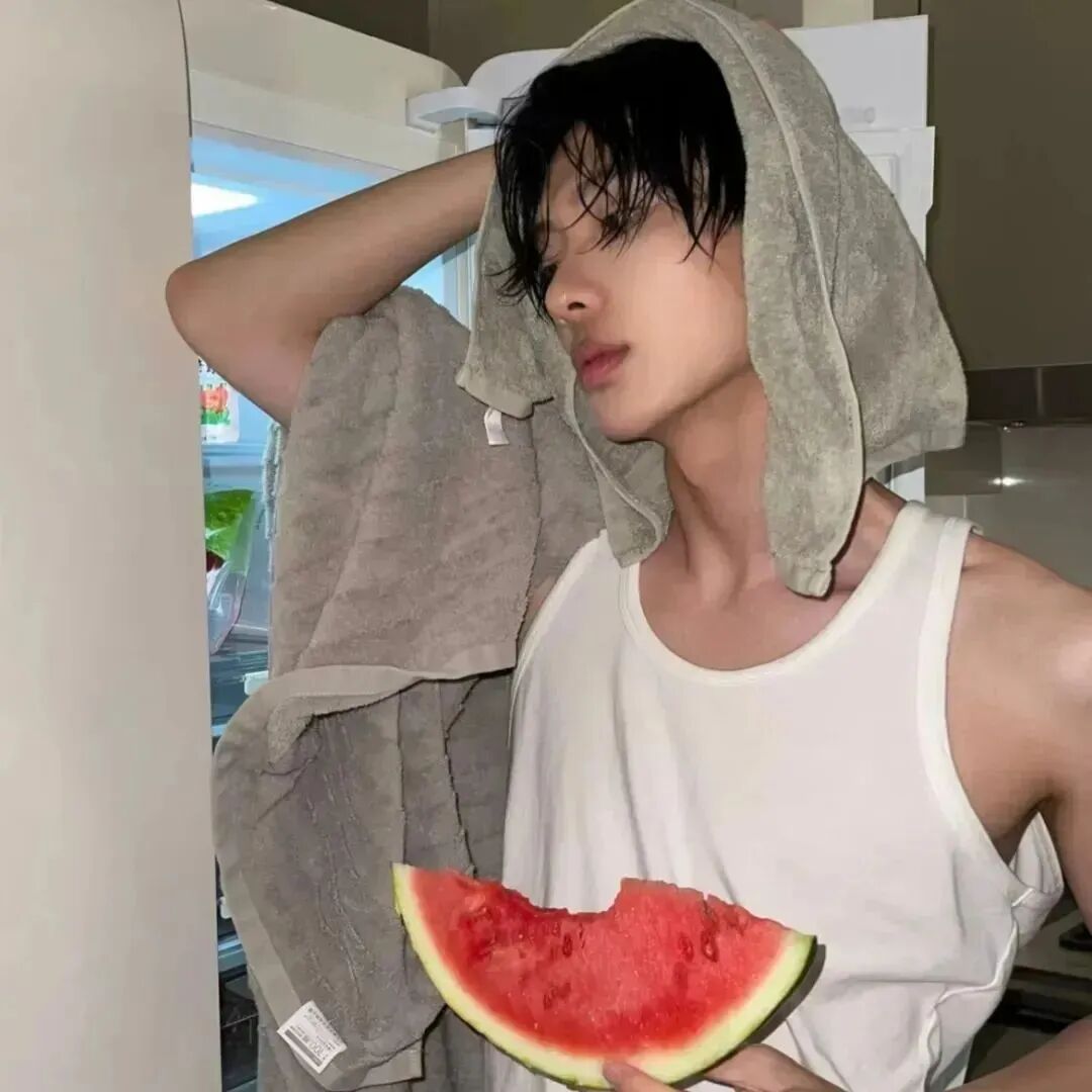 西瓜痞帅侧脸男生头像