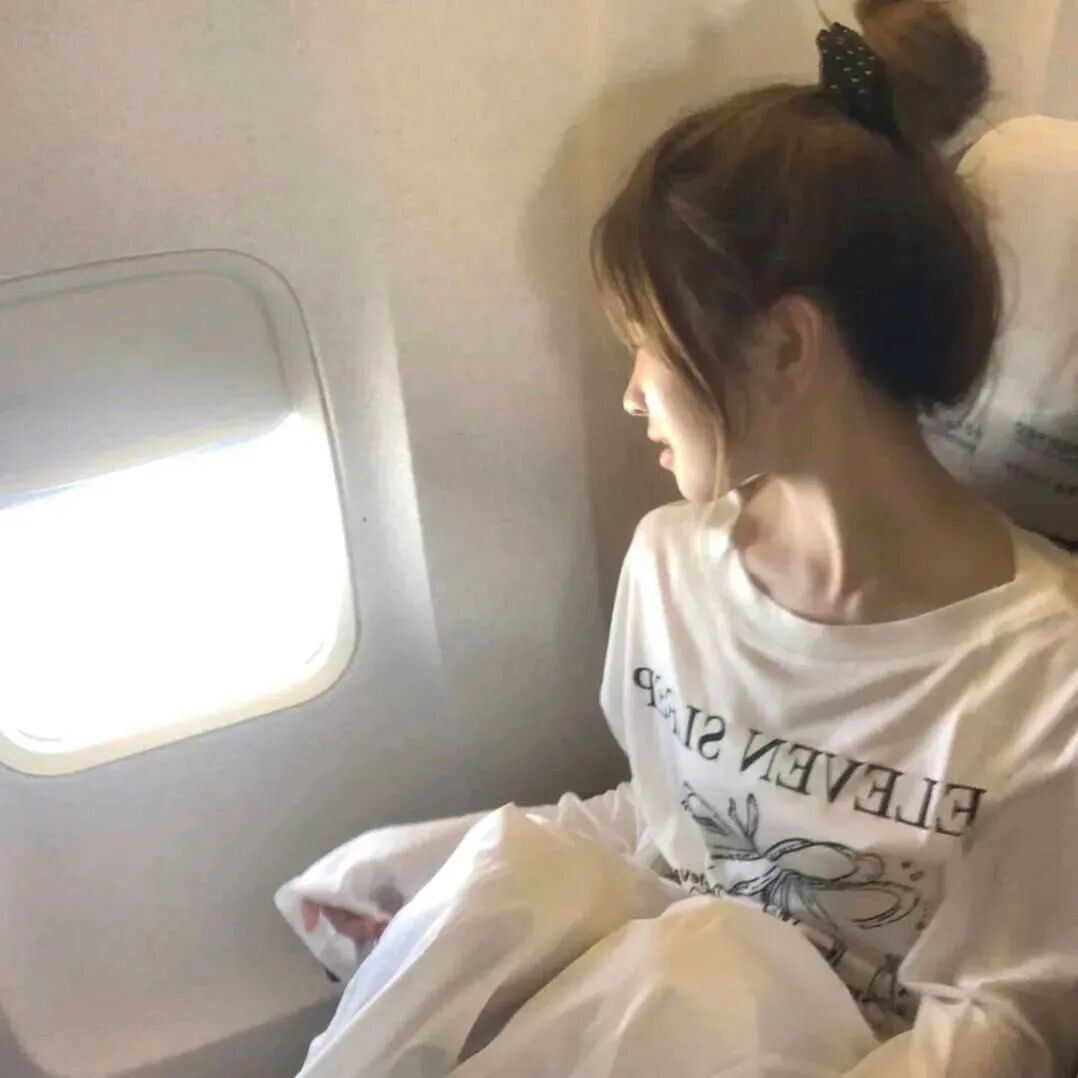 飞机温柔侧脸女生头像