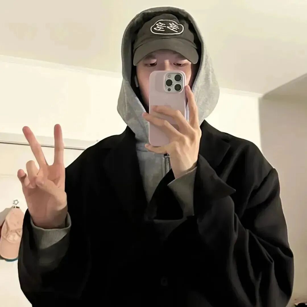 剪刀手自拍手机个性男生头像