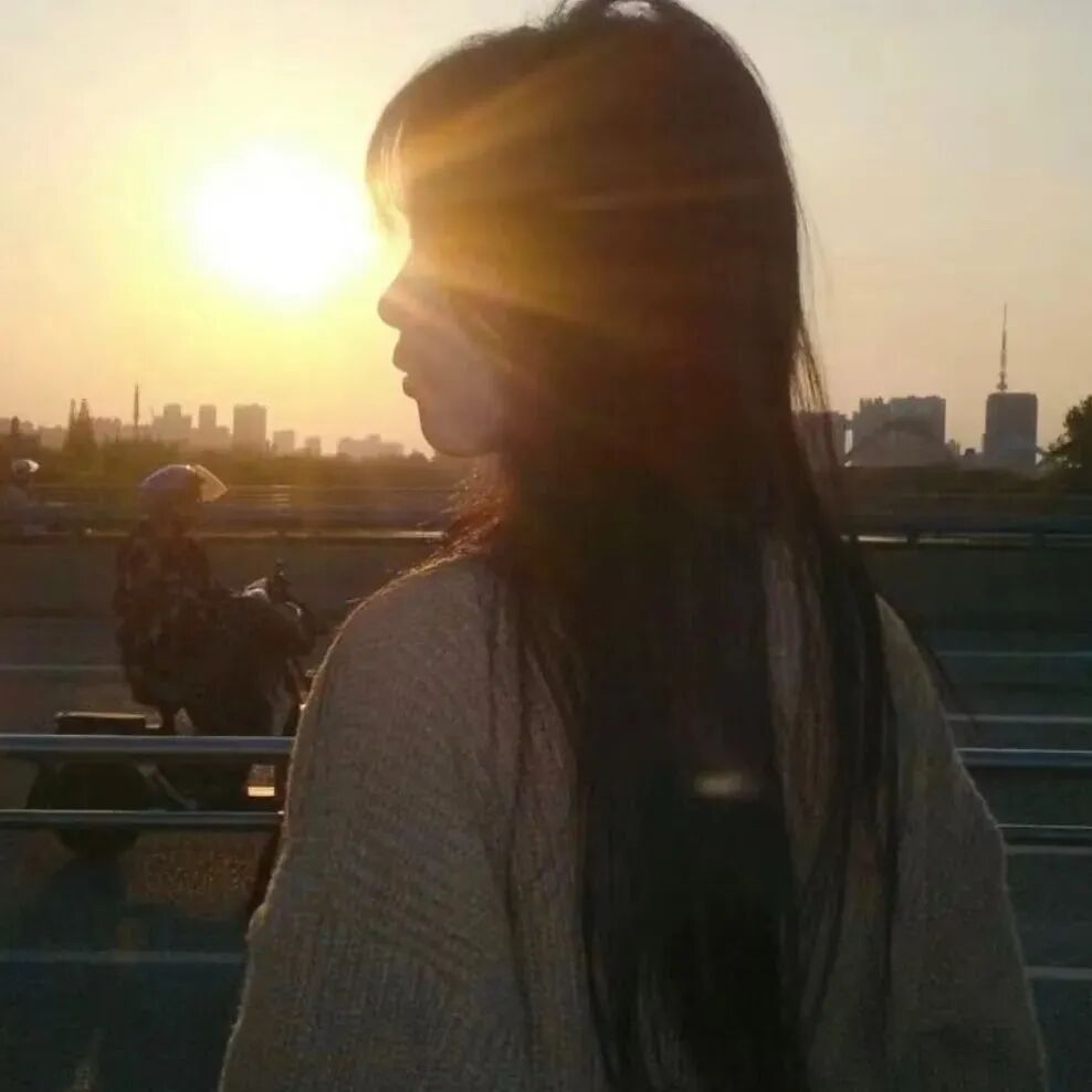 氛围感光感日出侧脸女生头像