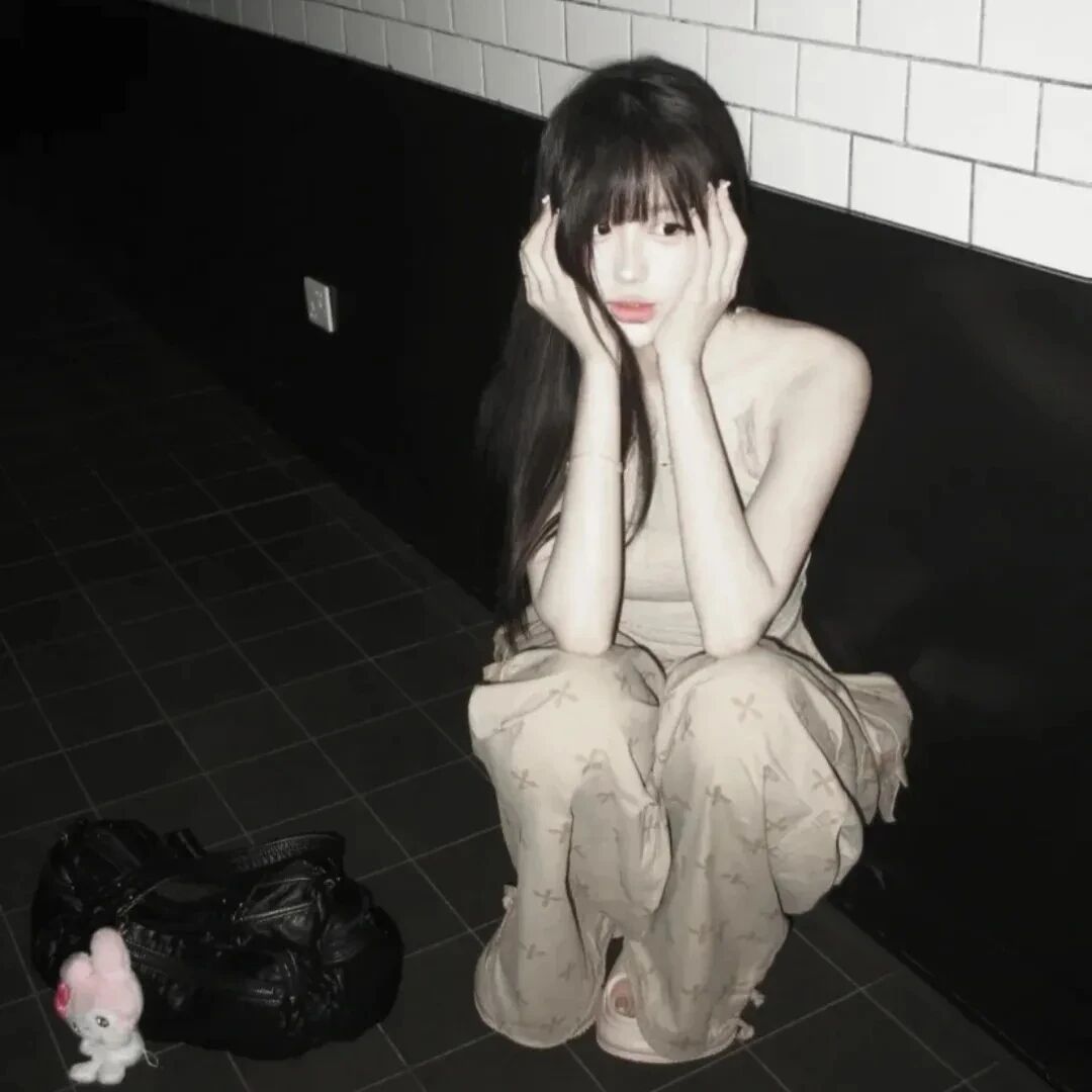 蹲着纯欲女生头像