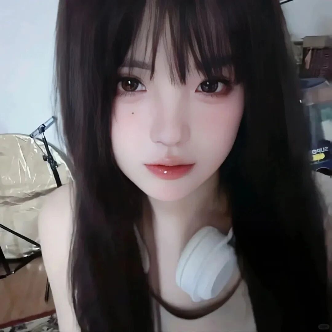 戴耳机小众女生头像