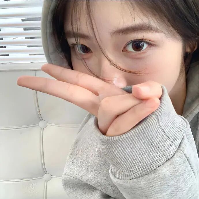 剪刀手甜妹女生头像