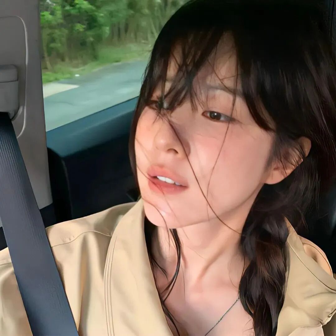 温柔车内女生头像