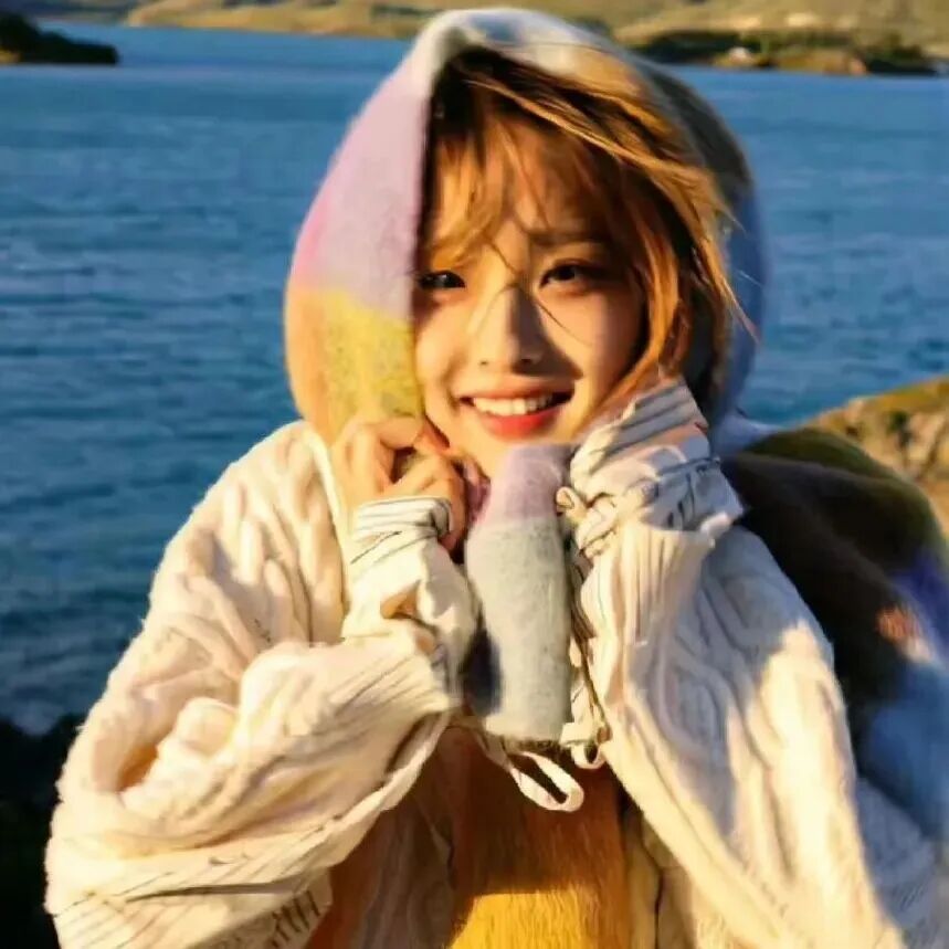 海边甜妹女生头像