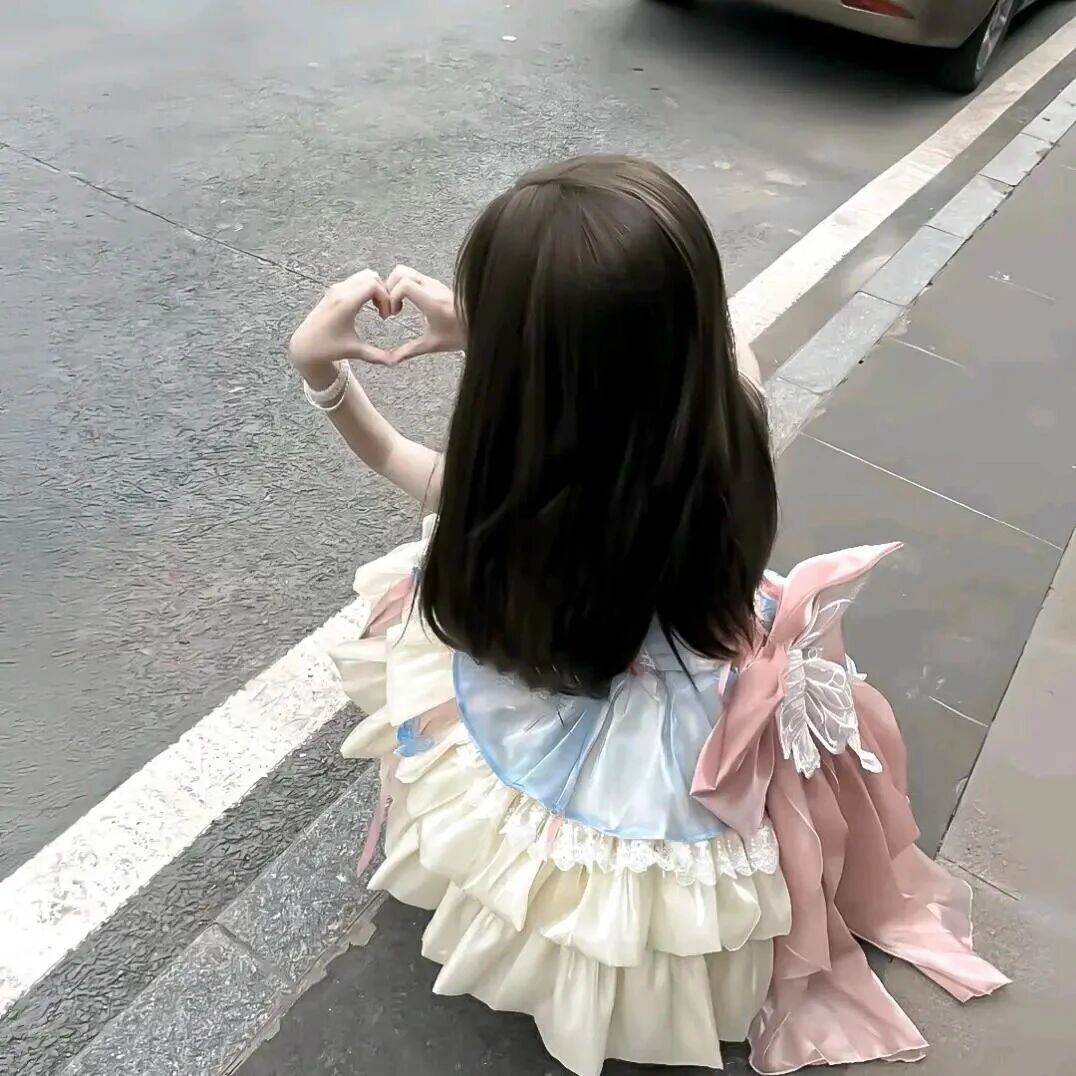 蹲着少萝背影不露脸女生头像