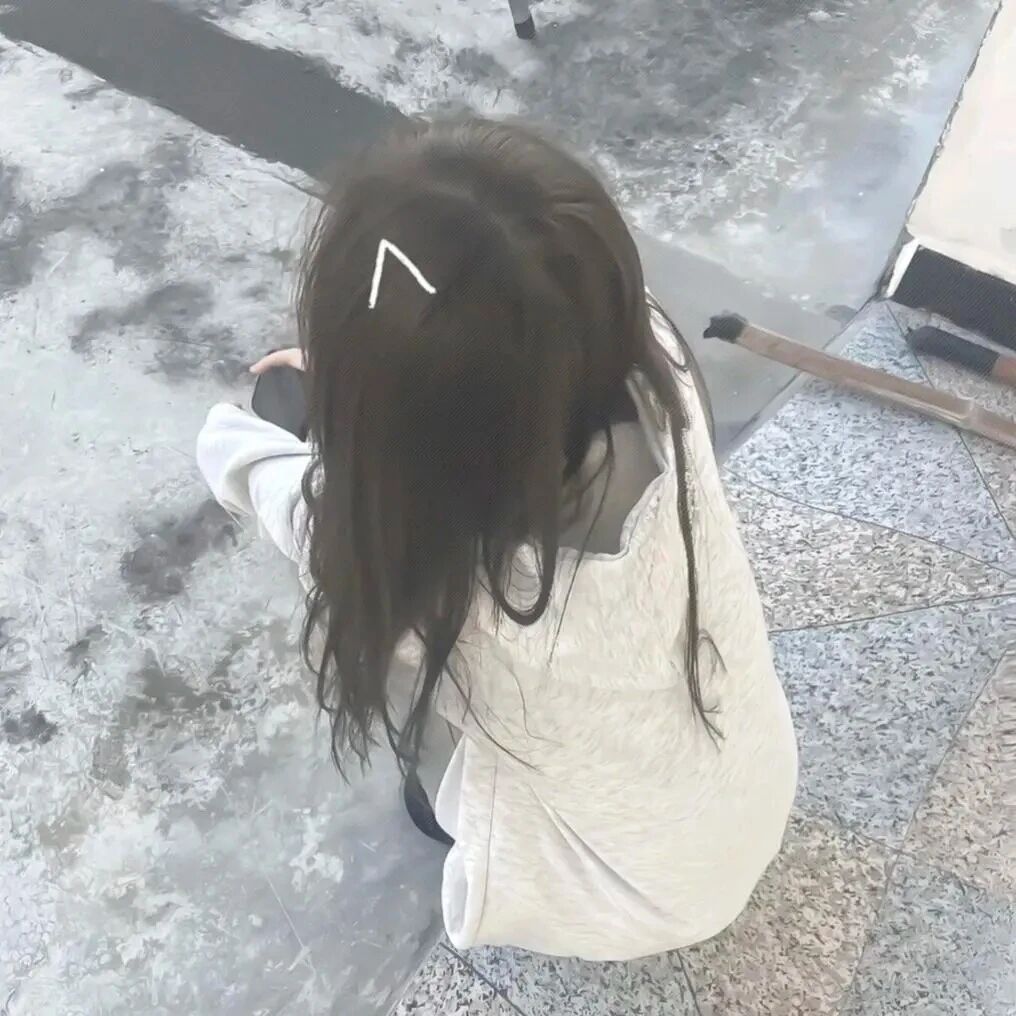 蹲着少萝背影不露脸女生头像