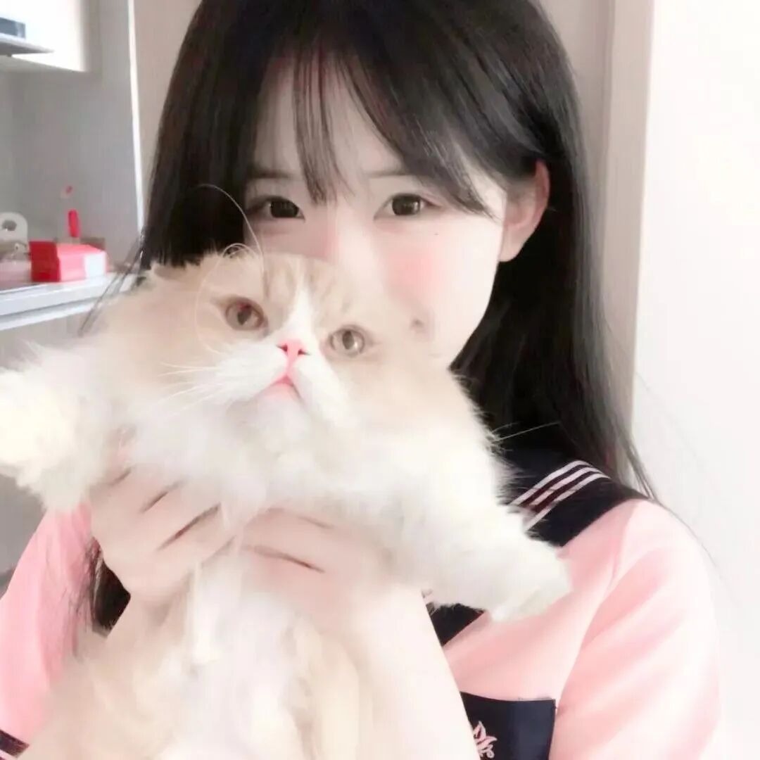 抱着猫咪甜妹女生头像