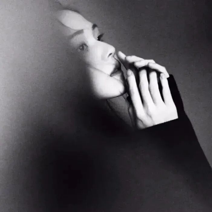 黑白侧脸女生头像